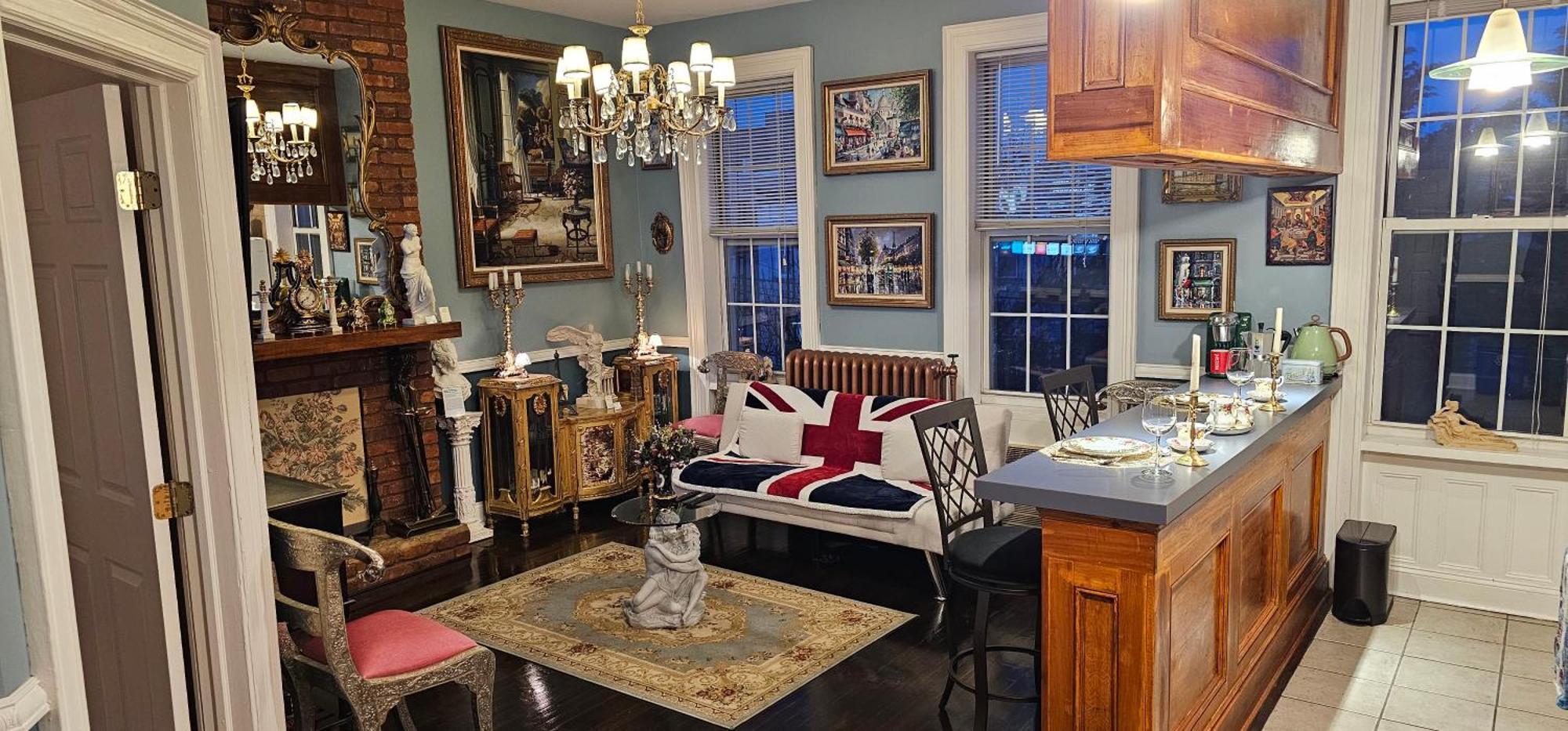 Luxurious At Colonial Townhouse Apartment